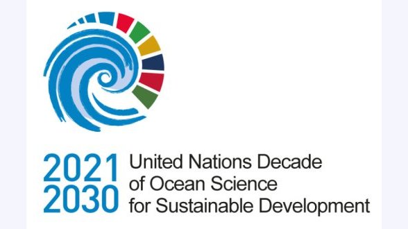 La biodiversité française en quelques chiffres - Riche de 20293 espèces endémiques en 2019 - Présente dans les quatre grands océans (grâce à ses départements et territoires d'outre-mer) - 10% des espèces décrites dans le monde sont présentes en France - Abrite 133 habitats naturels d'intérêt communautaire (sur 233 dans l'UE) - 139% d'augmentation de la population d'oiseaux d'eau hivernants entre 1980 et 2020 - 24% du territoire est couvert par un dispositif de protection (au 1er janvier 2020). L'ambition est de le porter à 30%. Notamment, 23.5% des eaux françaises sont classées en aires maritimes protégées. - 8.2% du territoire français abrite régulièrement au moins un grand prédateur terrestre (loup, lynx, ours) en 2018. - 25% des mangroves nationales (91055 ha sous juridiction française) font l'objet de mesures de conversation en 2018 - 29% des stations suivies ont subi une diminution du recouvrement en corail vivant, d'après le dernier bilan établi en 2017. - 19% des espèces évaluées sont éteintes ou menacées en France en 2020. 